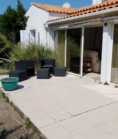 A 300 M De La Mer * La Cotiniere